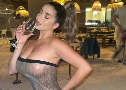 Пищната моделка Деми Роуз оплака смъртта на родителите си с горещи СНИМКИ 18+