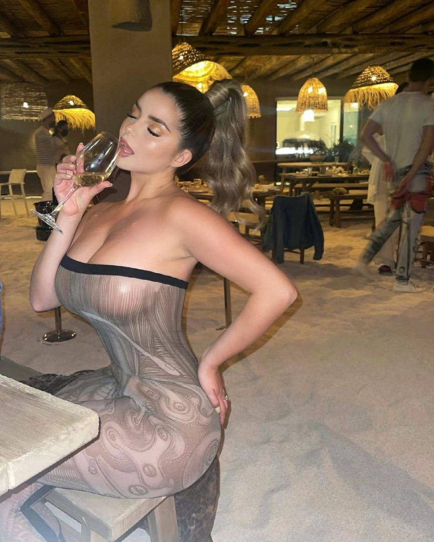 Нова разголваща мода стана популярна сред звездите СНИМКИ 18+