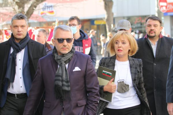 Хаджигенов и Манолова декламират опорки от Тошко Йорданов 