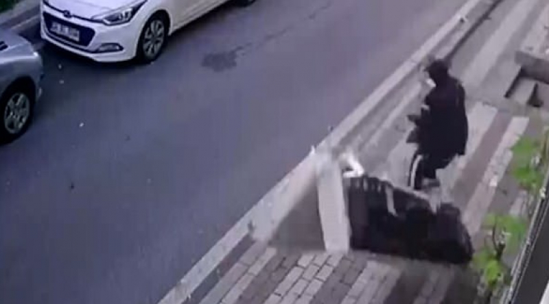 Мъж грабна стария си диван и го хвърли през прозореца, а долу... ВИДЕО 