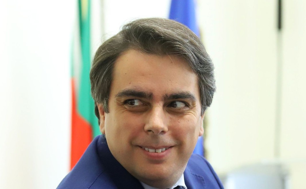 Г-н Министър, главата ще ви заболи от тези хубостници от НАП! СНИМКИ