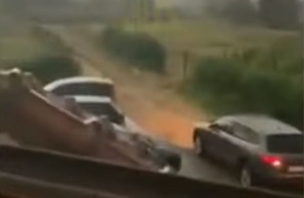 Най-малко 150 души пострадаха при торнадо в Чехия ВИДЕО