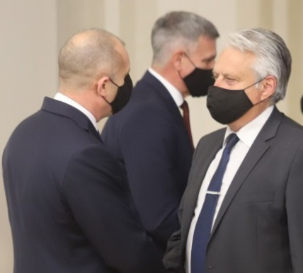 Психолог изброи лишените от здрав разум действия на Радев и служебния му кабинет