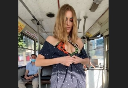 Зрелищни ВИДЕА 18+: Девойка се разсъблече по изрязан бански в тролей