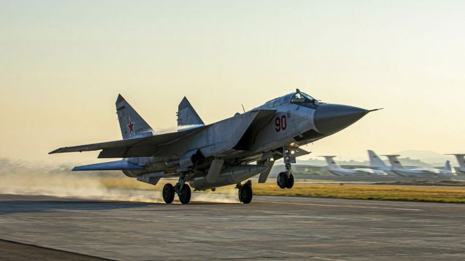 Пак екшън: Руски МиГ-31 с "Кинжал" фучат над британски самолетоносач в Средиземно море ВИДЕО