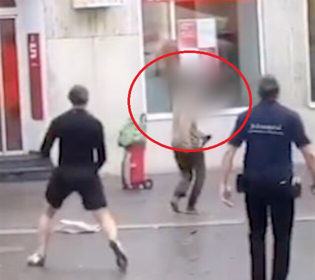 Извънредно! Чернокож закла трима и наръга още 6 на улица в голям германски град ВИДЕО