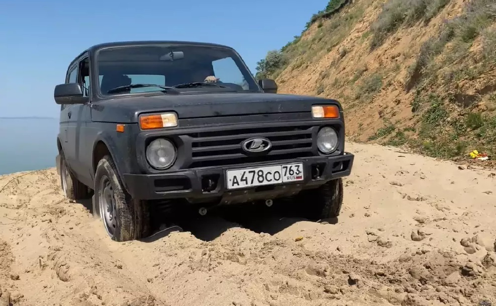 Мистериозна Super Niva бучи като танк и гази плаж ВИДЕО