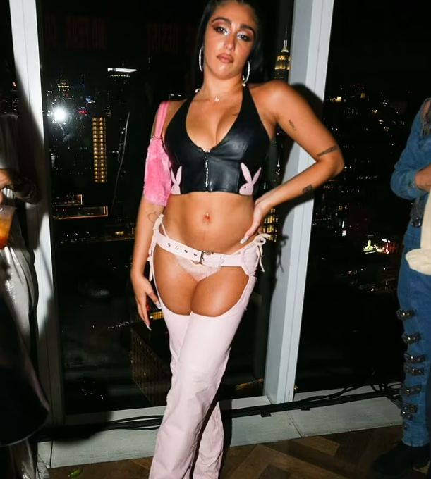 Оля се! Щерката на Мадона се разходи из Ню Йорк по долни гащи СНИМКИ 18+