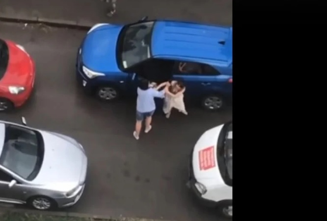 Шофьорки не могат да се разминат, спретнаха си як бой на улицата ВИДЕО 18+