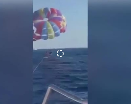 Кървав инцидент: Акула изскочи от водата и отхапа крака на парашутист ВИДЕО