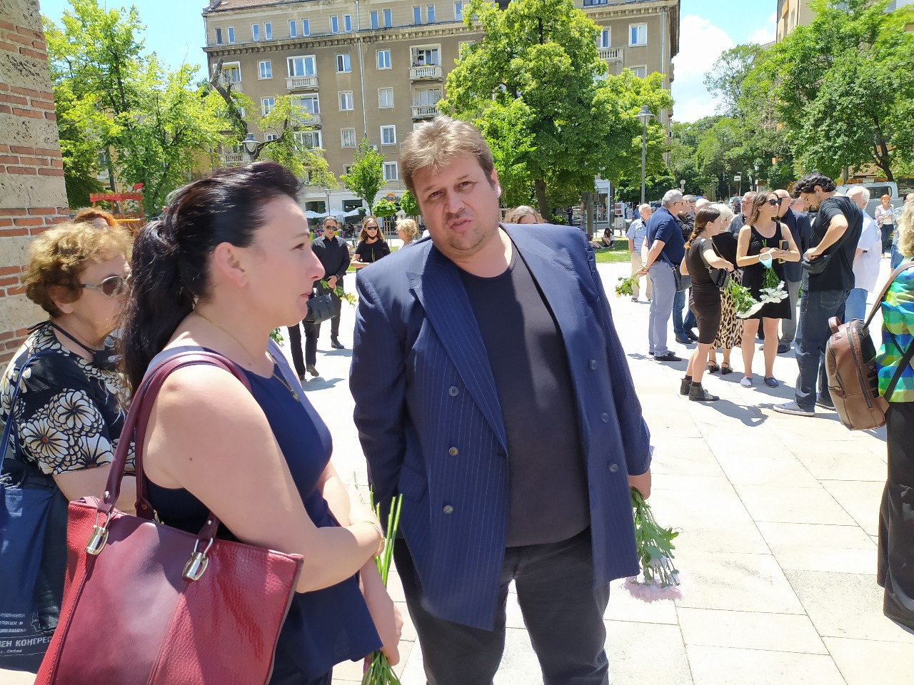 Опечалени близки и приятели изпратиха Евгений Бакърджиев в последния му път СНИМКИ