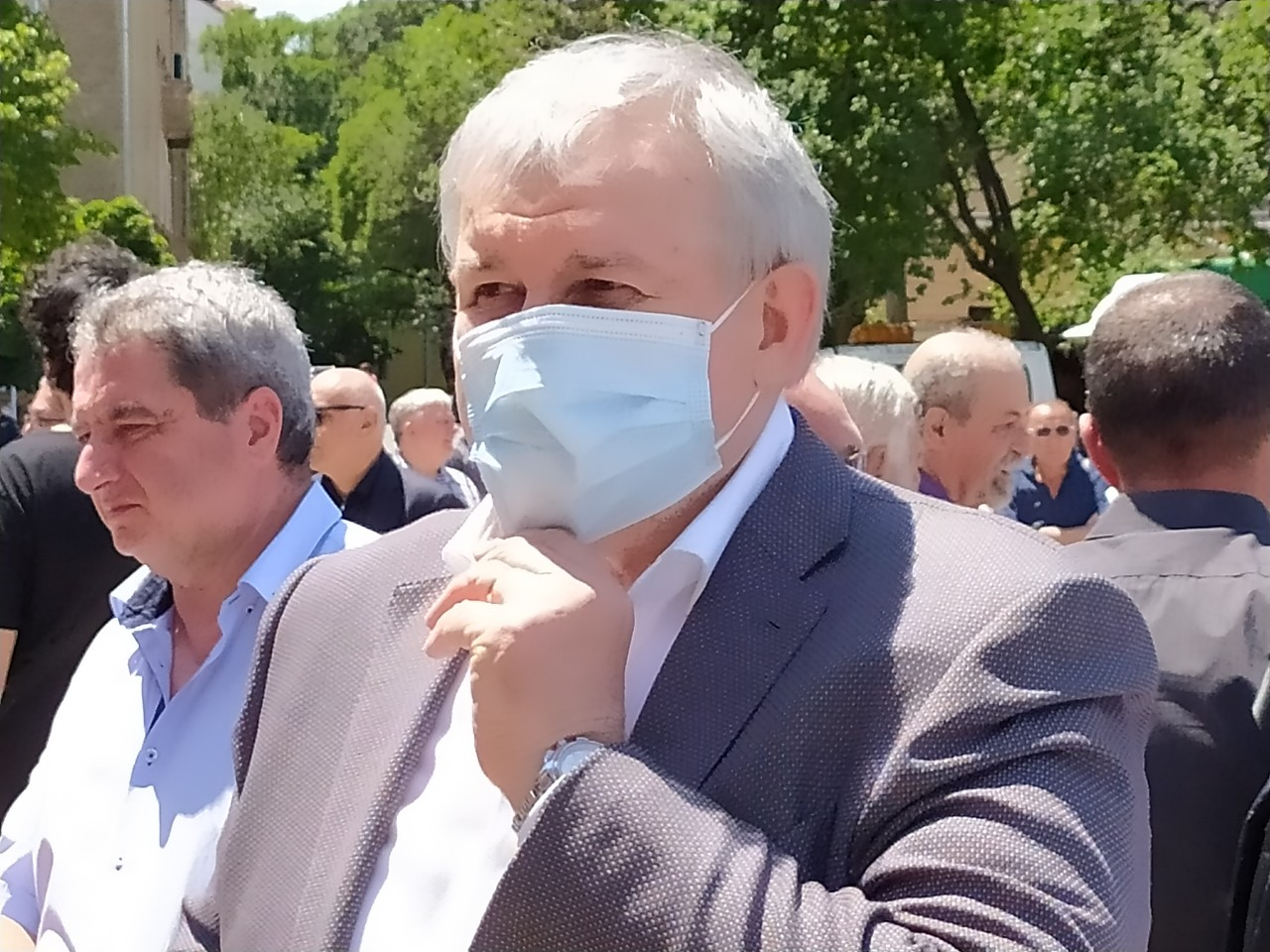 Опечалени близки и приятели изпратиха Евгений Бакърджиев в последния му път СНИМКИ