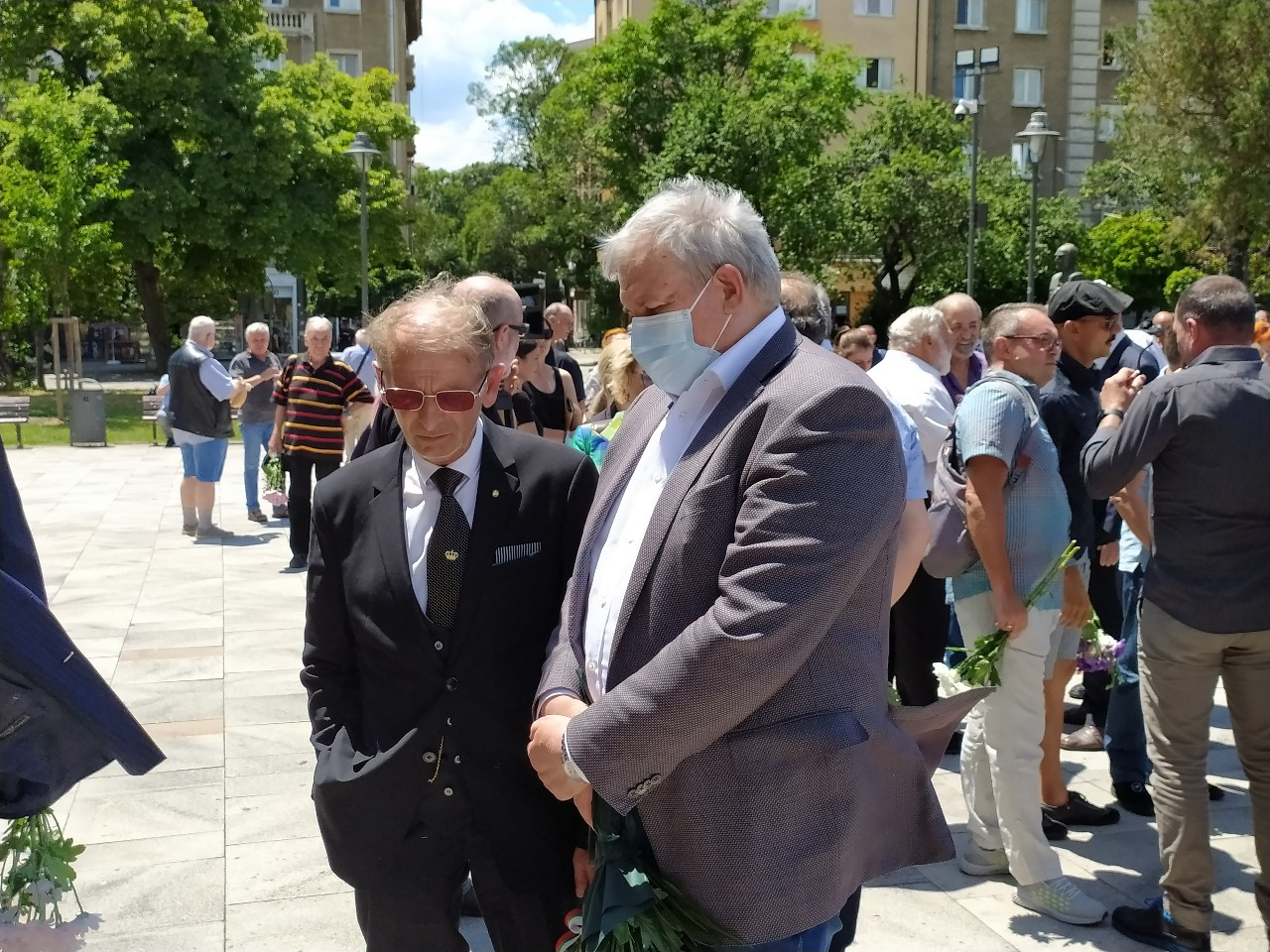 Опечалени близки и приятели изпратиха Евгений Бакърджиев в последния му път СНИМКИ