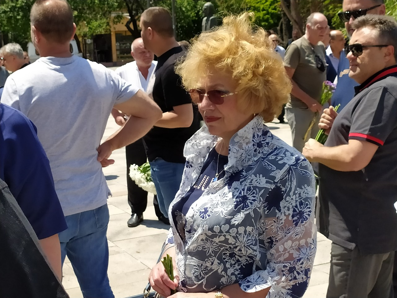 Опечалени близки и приятели изпратиха Евгений Бакърджиев в последния му път СНИМКИ