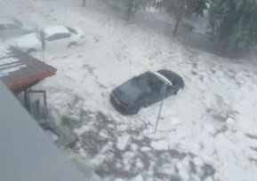 Апокалипсис в Мадан! Страшна градушка удари града, всичко е под вода ВИДЕО