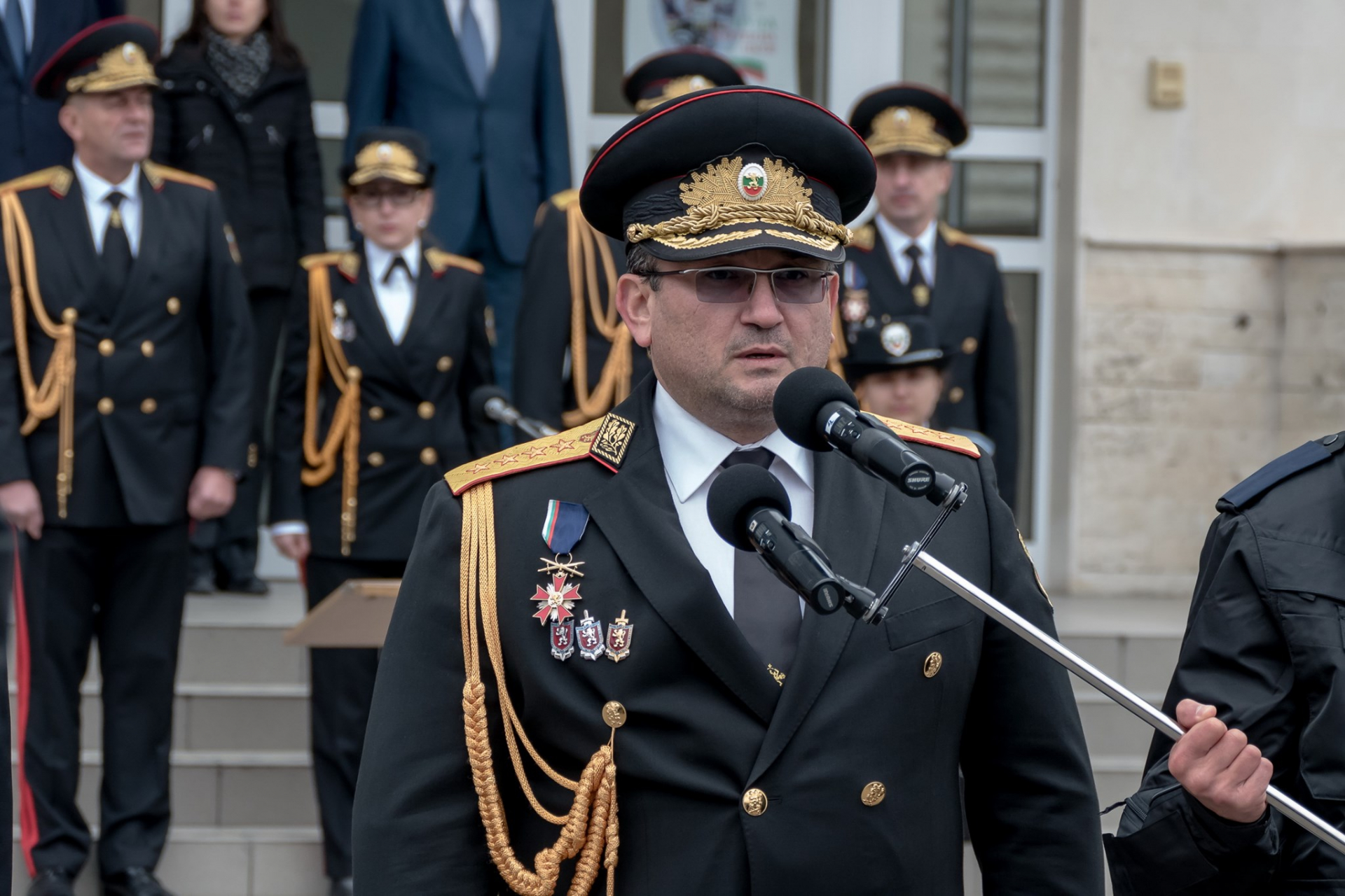 Младен Маринов към полицаите: Бяхте палени със слама, замеряни с бомбички и унижавани, но издържахте!