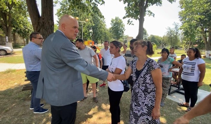 Главният прокурор посети село Търнава и се срещна с близки на удареното от лек автомобил момче СНИМКИ