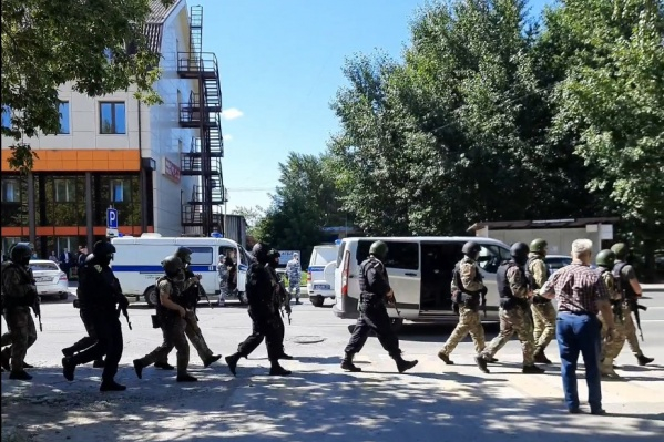 Взеха заложници в банка, похитителят плаши с опасен предмет