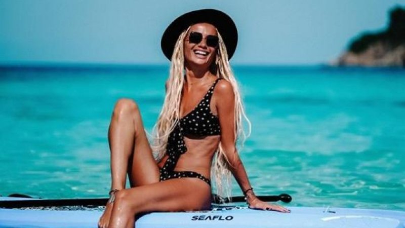 Алекс Енева нагорещи страстите с разголени СНИМКИ 18+