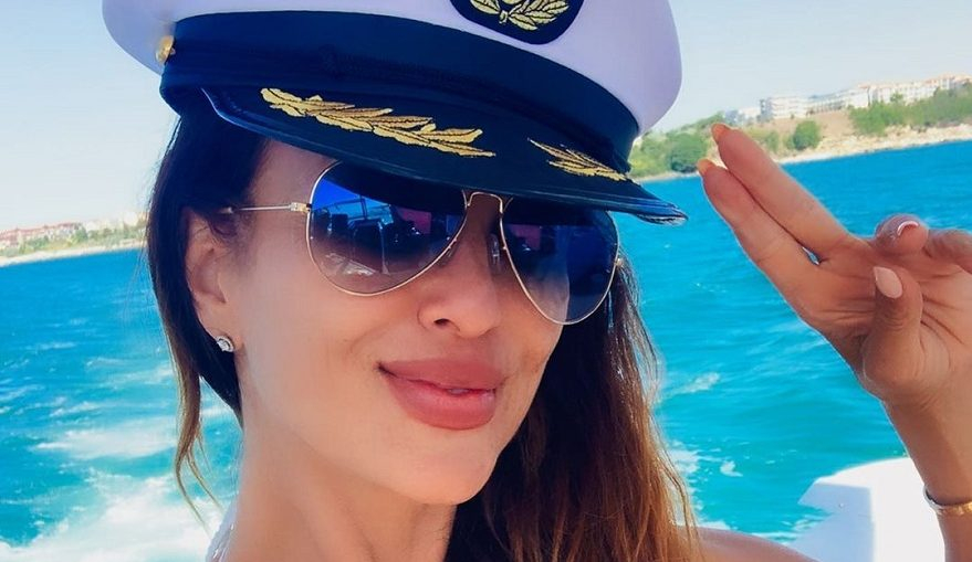 Разголени СНИМКИ 18+ на Глория от плажа влудиха всички