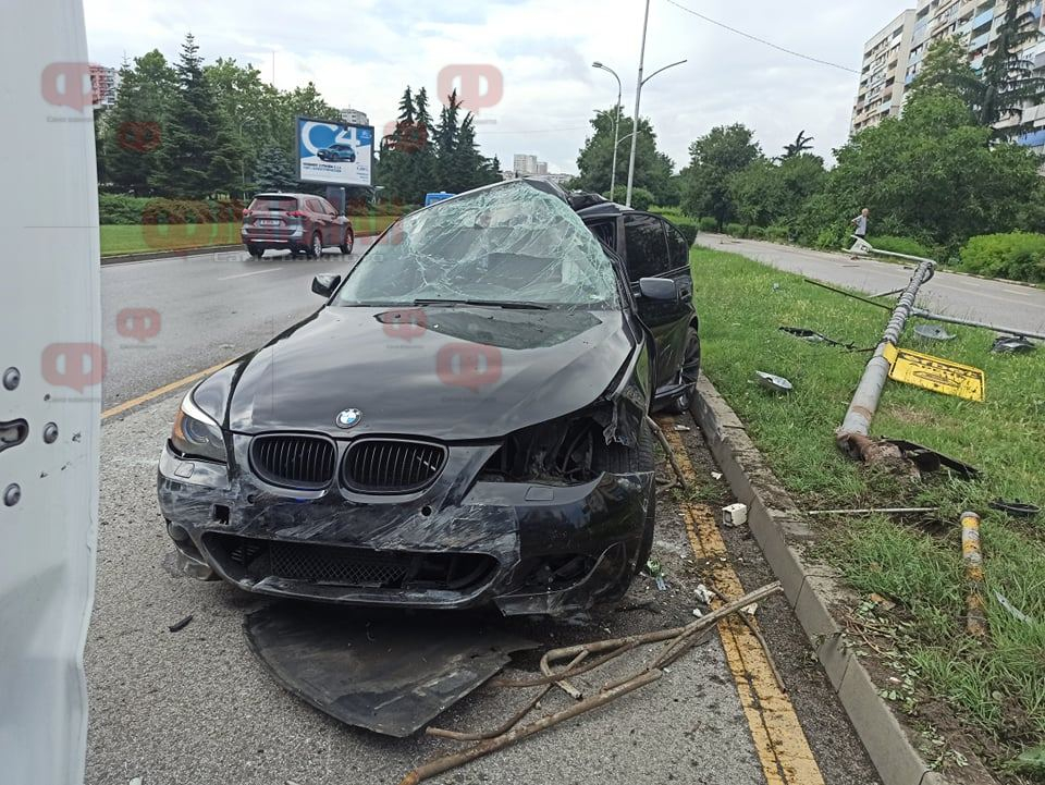 Mлад мъж помля БМВ в зрелищна катастрофа в Бургас СНИМКИ