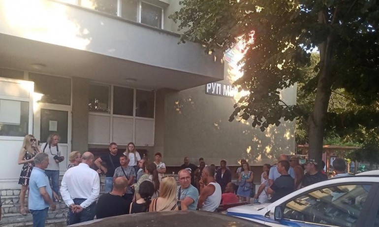 Жители на село Бата на протест пред районното след задържане на кмет от ГЕРБ ВИДЕО