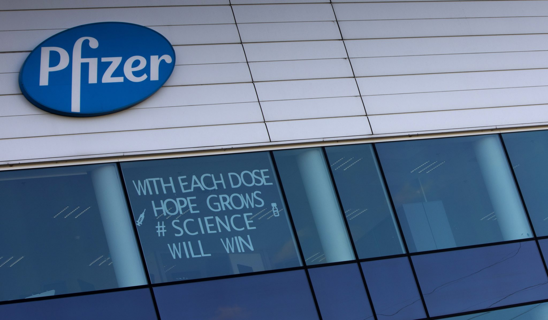 Pfizer с много лоша новина за ваксината си, налага се да...