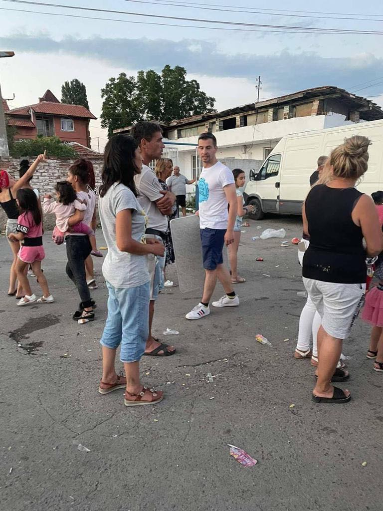 Фото удар в БЛИЦ! Слави превзема ромската махала в столичния кв. "Христо Ботев" с концерт ВИДЕО