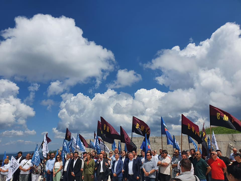 Българските патриоти закриха кампанията на свещения връх Шипка