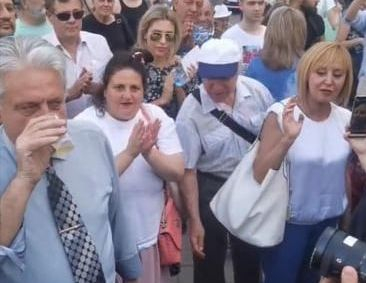 Сензационни СНИМКИ! Какво има в чашката на Рашков?