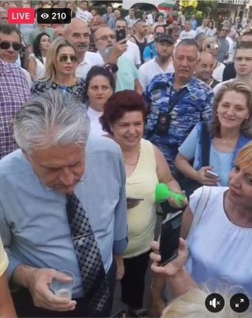 Сензационни СНИМКИ! Какво има в чашката на Рашков?