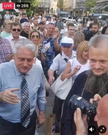 Сензационни СНИМКИ! Какво има в чашката на Рашков?