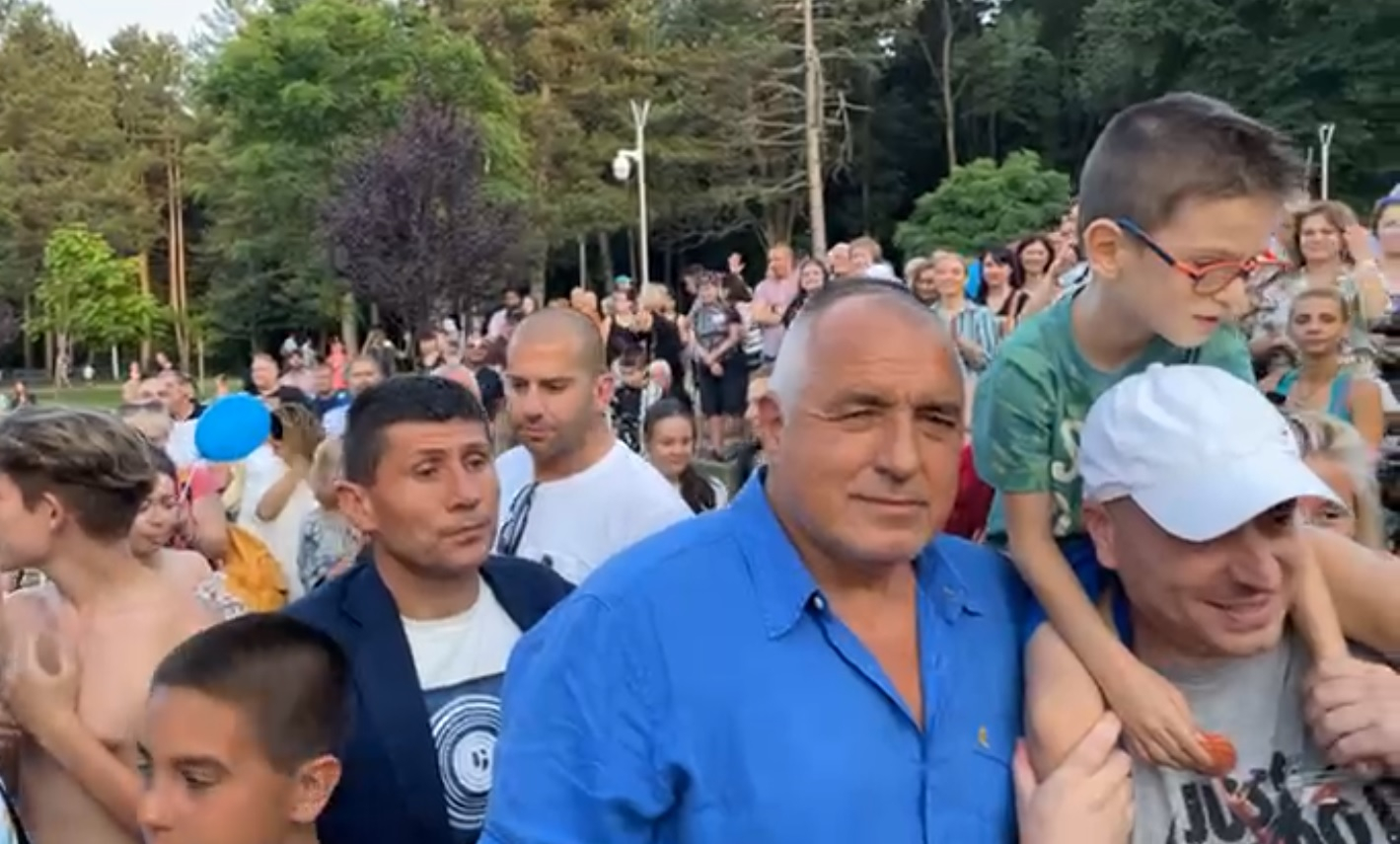 Борисов бе посрещнат с викове "Бойко! Победа!", ето къде ВИДЕО