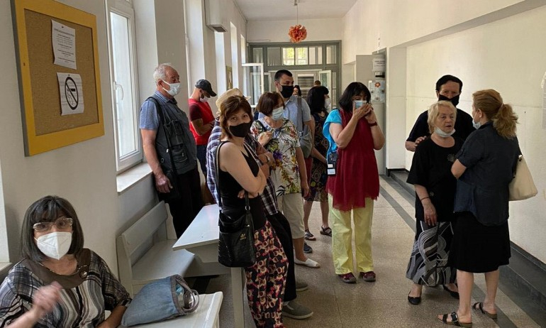 Повече от час се чака за гласуване в 110 СУ в Захарна фабрика, избиратели си тръгват