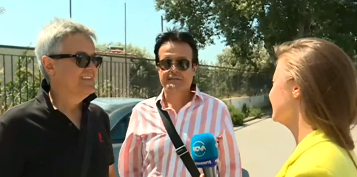 Братя Аргирови чакат да гласуват на огромна опашка в Гърция ВИДЕО