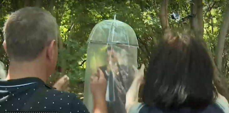 Румен Бахов показа ново изобретение за политици срещу народната "любов" ВИДЕО