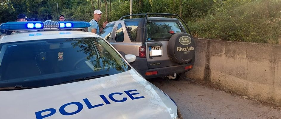 Мистерия с труп на млад мъж в джип в покрайнините на Търново СНИМКИ 