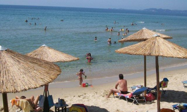 Нашенци на гръцкото море: Кафе 2,5 евро, бирата - 5, и храна от сака 