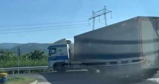 Тираджия втрещи с безумна маневра на Пловдивското околовръстно ВИДЕО 
