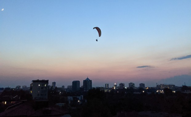 Парапланерист вбеси пловдивчанин: Кой му позволява...