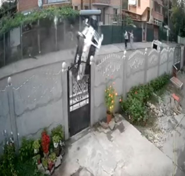 Невиждано меле в Бургас. Кола се преобърна и стана страшно ВИДЕО