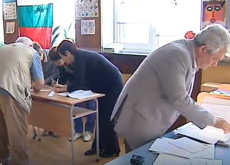 Гърми скандал! Машини и изборни книжа са били разнасяни по частни домове заради ЦИК