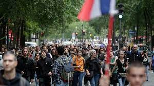 Хиляди на протест срещу здравните сертификати в Париж