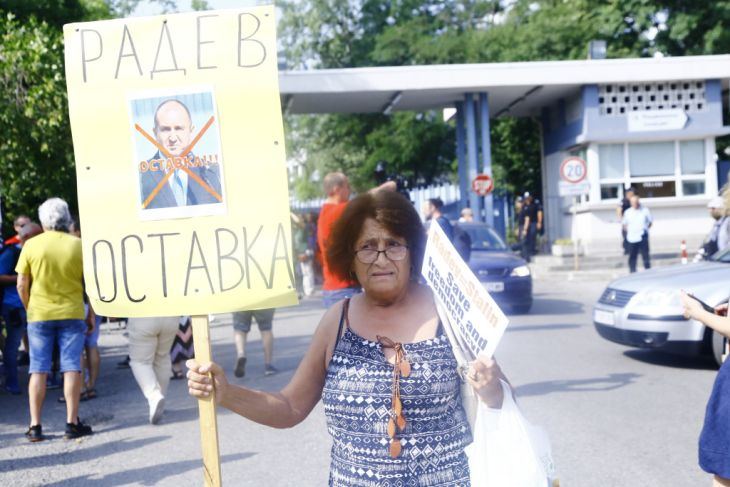 Зрелищно посрещане на Борисов преди разпита в полицията ВИДЕО