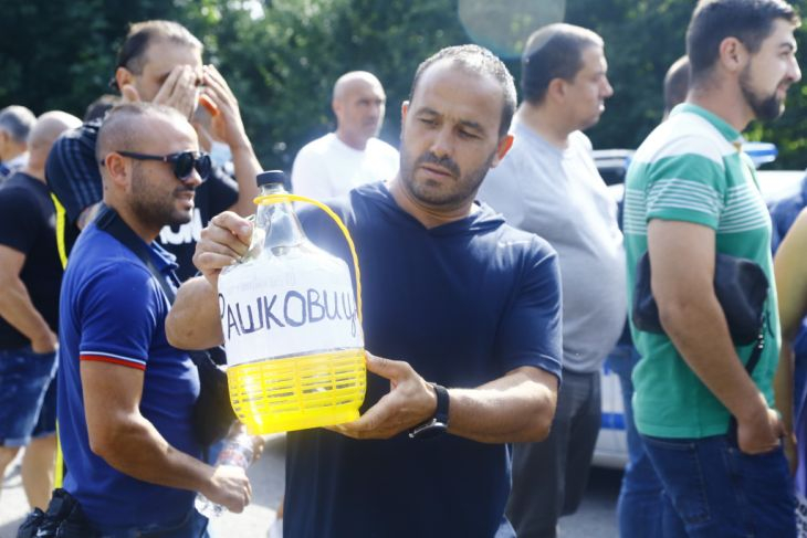 Зрелищно посрещане на Борисов преди разпита в полицията ВИДЕО