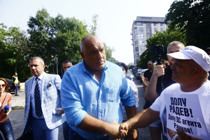 Зрелищно посрещане на Борисов преди разпита в полицията ВИДЕО