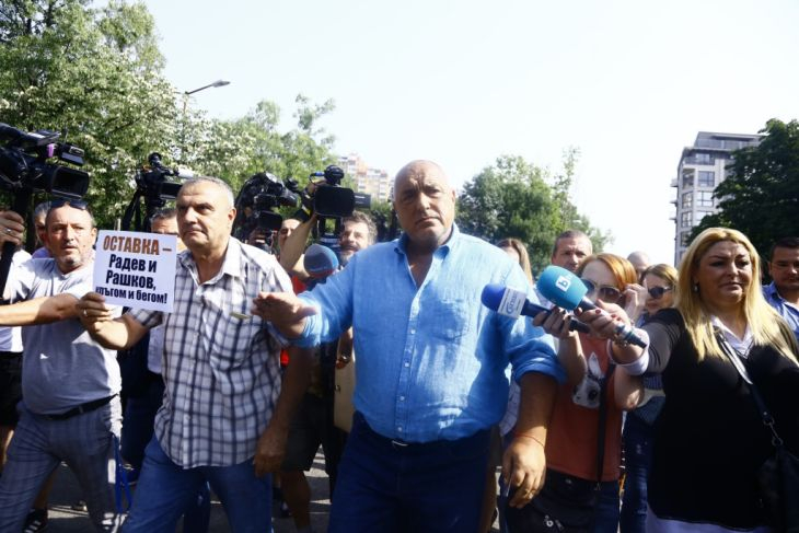 Зрелищно посрещане на Борисов преди разпита в полицията ВИДЕО