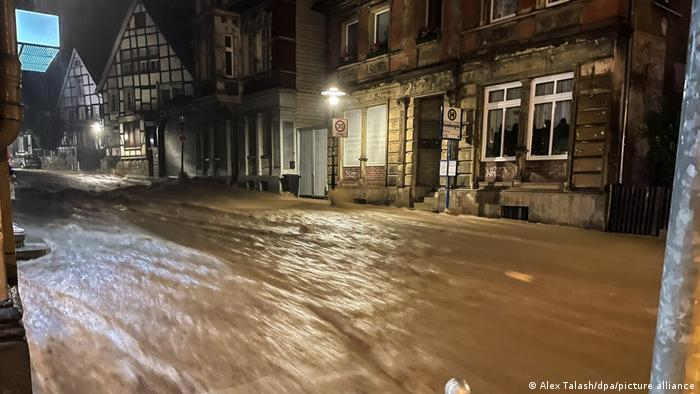 Ад в Германия с най-малко 11 жертви и над 70 изчезнали ВИДЕО