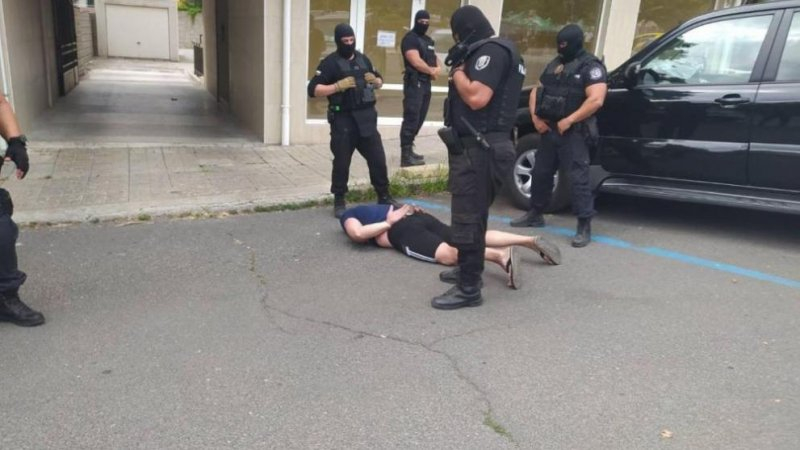 Откачен размахва нож и крещи на френски по плажа на Бургас