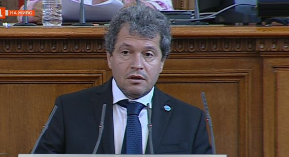 Чутовни гафове на Мика и Тошко след клетвата на новите депутати СНИМКИ